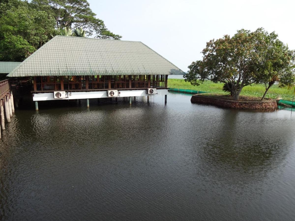Hotel Water Scapes Kumarakom Esterno foto