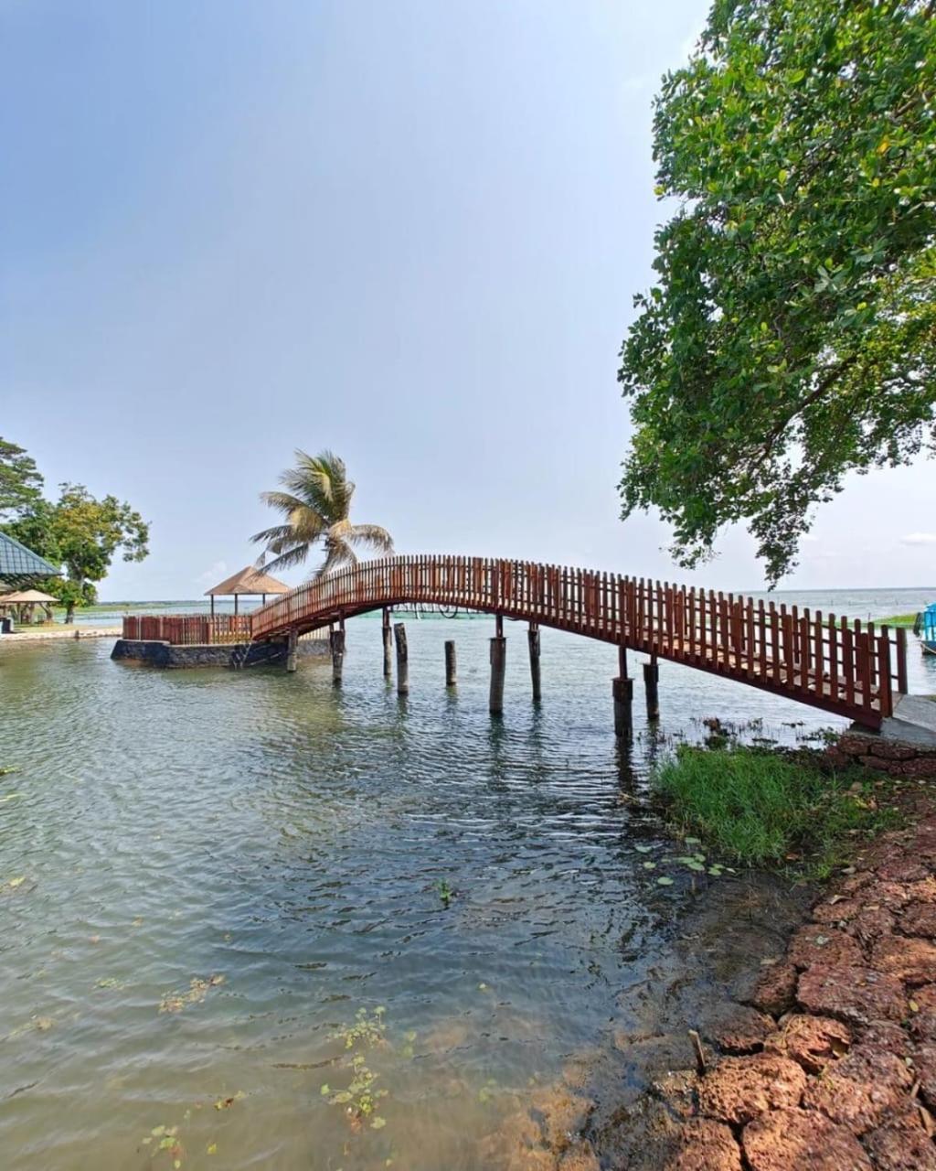Hotel Water Scapes Kumarakom Esterno foto